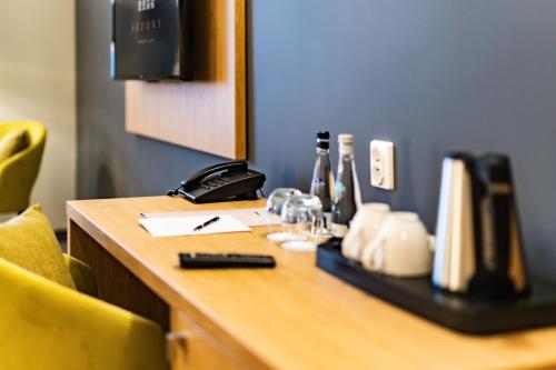 a desk with a phone and some bottles on it at Sezony. Restauracja i Hotel in Kostrzyn