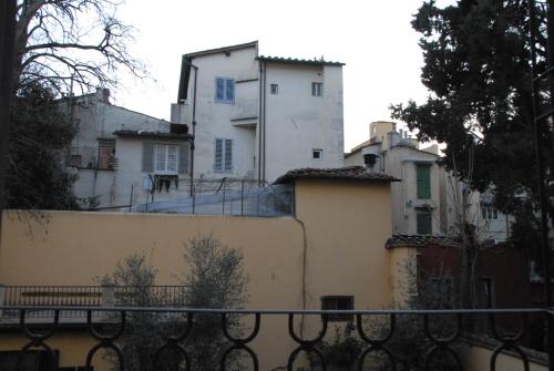 un grupo de edificios detrás de una valla en Hotel Margaret, en Florencia