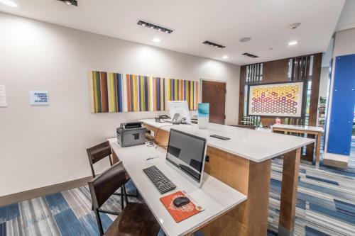 Nhà bếp/bếp nhỏ tại Holiday Inn Express & Suites - Milledgeville, an IHG Hotel