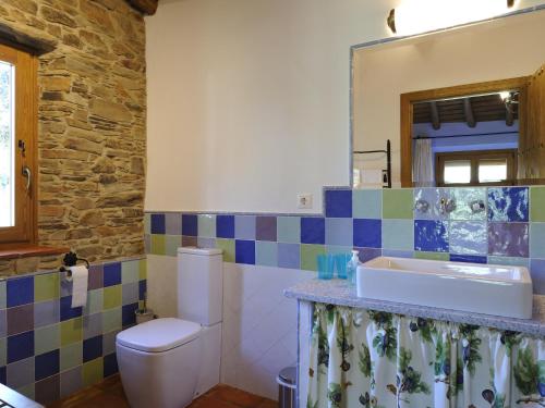 
a bathroom with a toilet, sink, and tub at Finca Las Abubillas in Jaraicejo
