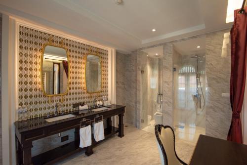 un bagno con lavandino e doccia di Nanta Glam CM Hotel & Residences a Chiang Mai