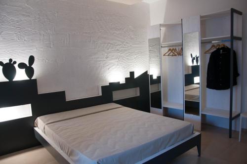 una camera con un letto di La Torre GMA Tourism a Torre Lapillo