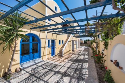 a building with blue doors and a blue roof at Villa Eleftheria in Perivolos