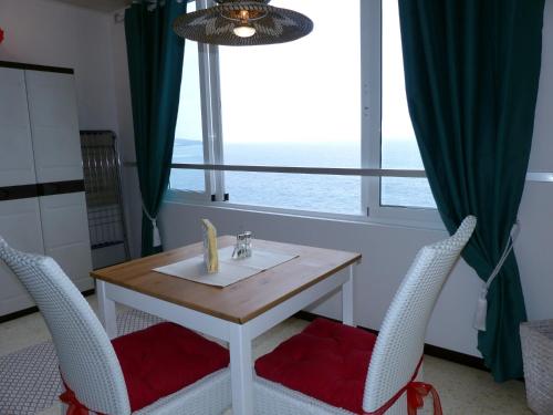 einen Tisch und Stühle mit einem Waschbecken und einem Fenster in der Unterkunft Apartment Cueva del Mar in Los Realejos