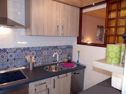 eine Küche mit einer Spüle und einer Arbeitsplatte in der Unterkunft Apartment Cueva del Mar in Los Realejos
