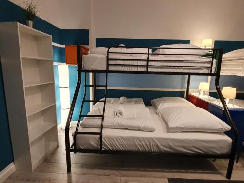 Litera con camas blancas en una habitación en Central Lichtenberger Apartment for 6 People, en Berlín