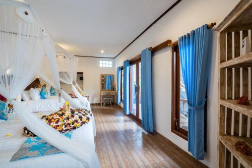 a bedroom with two beds in a room at Breeze Villa in Nusa Lembongan