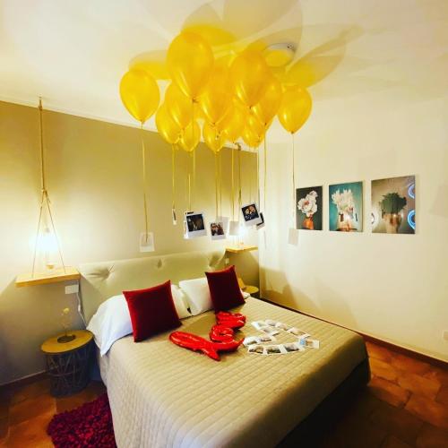 een kamer met een bed met gele ballonnen erboven bij Baricityhouse in Bari
