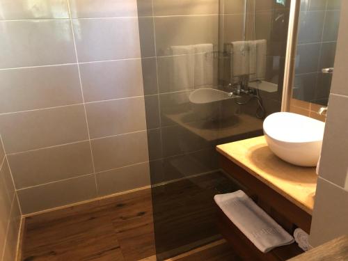 ein Bad mit einem WC, einem Waschbecken und einer Dusche in der Unterkunft High Life in Kyrenia