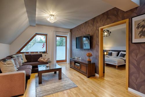 een woonkamer met een bank en een tafel bij Apartament Bystra Woda 29 komfortowy centrum in Zakopane