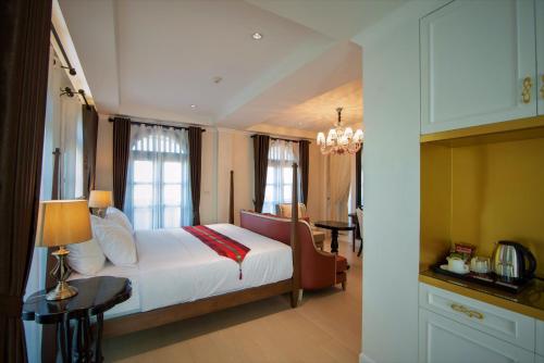 una stanza d'albergo con un letto, un tavolo e delle sedie di Nanta Glam CM Hotel & Residences a Chiang Mai