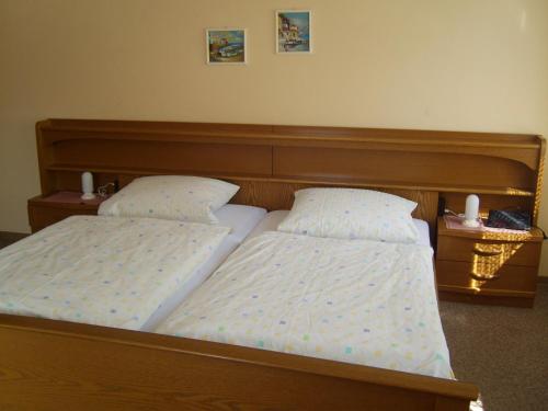 two beds with white sheets and pillows in a bedroom at Ferienhof Temme in Bad Rothenfelde