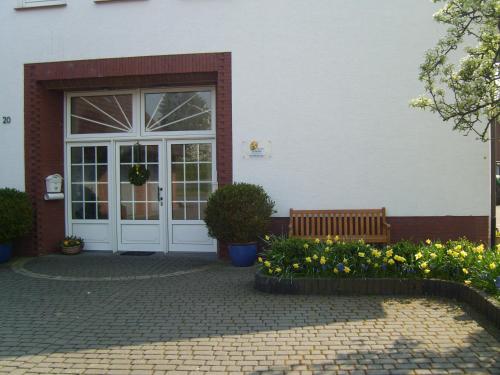 una porta e una panchina di fronte a un edificio di Ferienhof Temme a Bad Rothenfelde