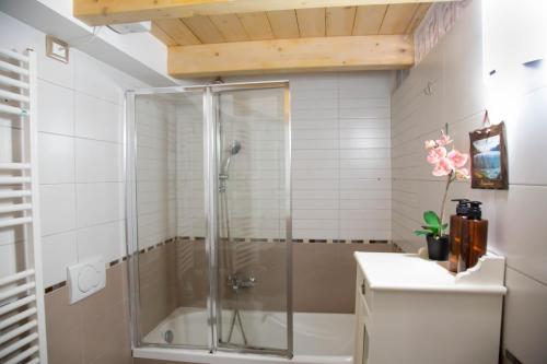 A bathroom at Porta Galliera Apartment