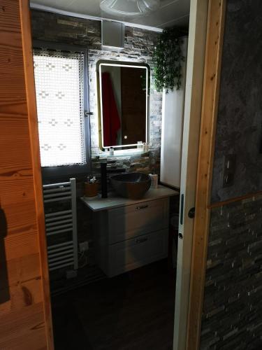 une petite salle de bain avec un lavabo et un miroir dans l'établissement Chalet aux 3 Ours , Kota-Grill, sauna, à Le Val-dʼAjol