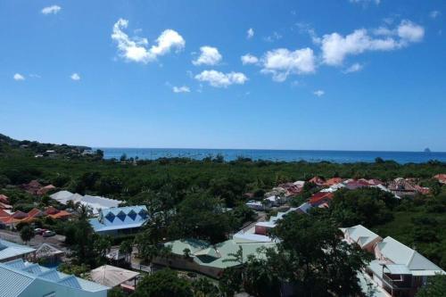 an aerial view of a town with the ocean at Résidence Ti'Kéol - Appartements avec terrasse 2 à 4 personnes, piscine in Sainte-Anne