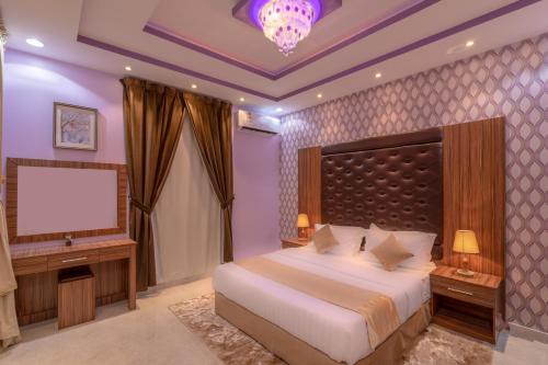 سرير أو أسرّة في غرفة في BayatAbha