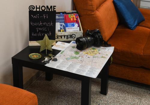 una mesa con una cámara y un mapa en ella en Best Rest Guest Rooms en Plovdiv