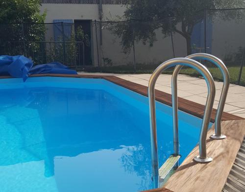 una piscina con dos barras de metal al lado en HOTEL DE FRANCE, en Maubourguet