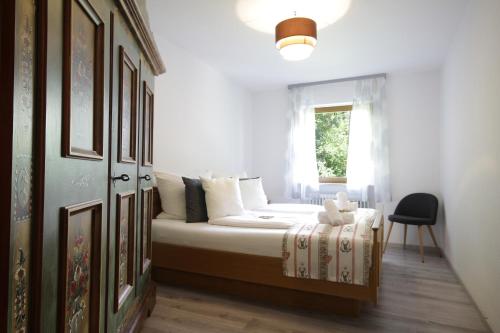 una piccola camera con letto e finestra di Apartment Mühlbach a Nesselwang
