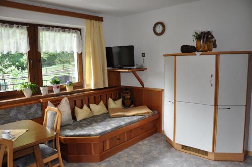 een woonkamer met een bank en een tafel bij Ferienwohnung Pezzei in Schlitters