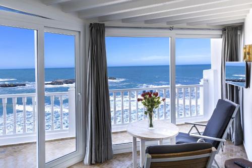 - un salon avec vue sur l'océan dans l'établissement Jack's Apartments & Suites, à Essaouira