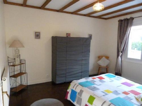 une chambre avec un lit et une commode dans l'établissement Entre Terre et Mer, à Bias