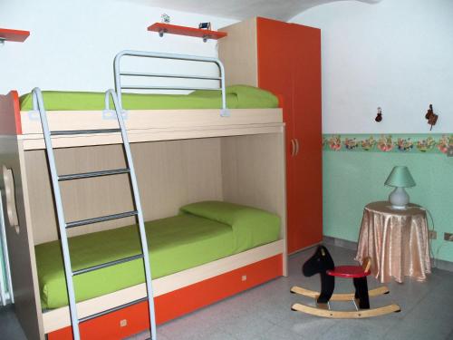 a bunk bed with a ladder in a room at Casa dei Ciliegi Castell'Alfero in CastellʼAlfero