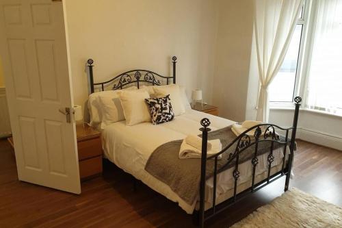 เตียงในห้องที่ South Shield's Hidden Gem Garnet 3 Bedroom Apartment sleeps 6 Guests