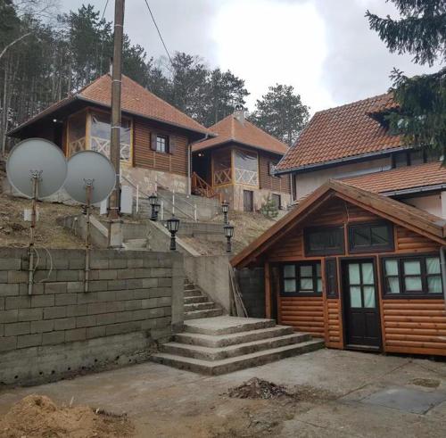 Budova, kde se chata nachází