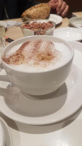una ciotola di caffè su un piatto bianco su un tavolo di Minderluk 1 a Sarajevo