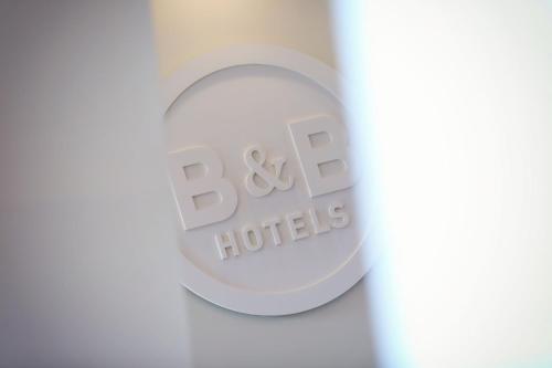 ギャップにあるB&B HOTEL Gapのバクスターホテルズのロゴ入り