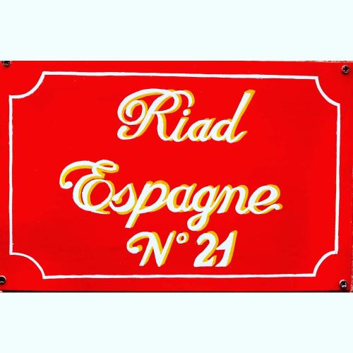a red sign with the words raidoperative w at Riad Espagne in Marrakech
