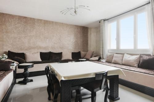 蒙桑巴勒爾的住宿－Luxurious flat in Mons-en-Baroeul close to Lille - Welkeys，客厅配有桌子和沙发