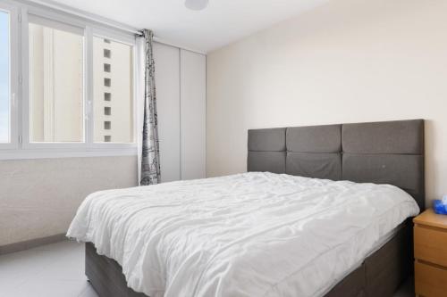 蒙桑巴勒爾的住宿－Luxurious flat in Mons-en-Baroeul close to Lille - Welkeys，一间卧室设有一张大床和一个窗户。