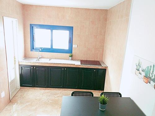Kuchyňa alebo kuchynka v ubytovaní la casa de las palmeras