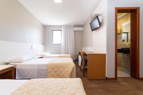 Ένα ή περισσότερα κρεβάτια σε δωμάτιο στο Hotel Lunes