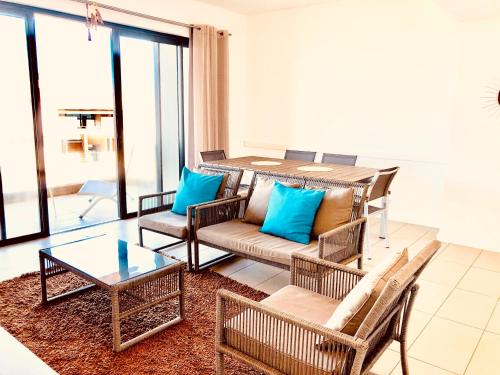 Ruang duduk di Private Azuri Residence Resort Apartments