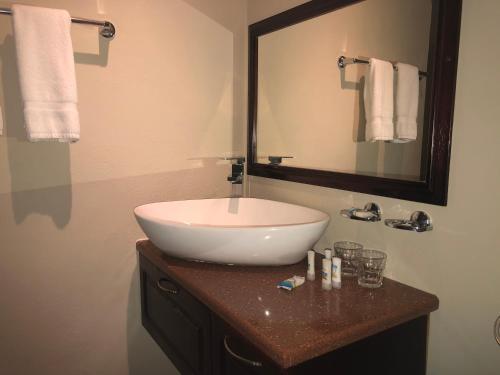 Ein Badezimmer in der Unterkunft Marigot Beach Club & Dive Resort