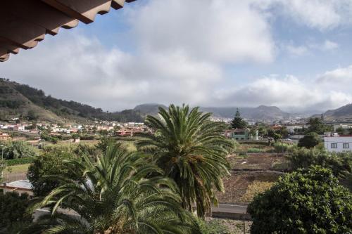 a view of a town with palm trees and mountains at Villa María in La Laguna