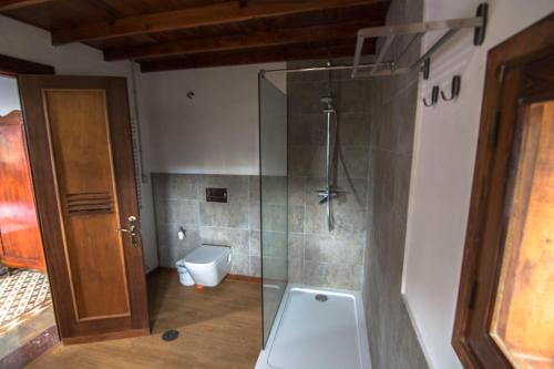 a bathroom with a glass shower and a toilet at Villa María in La Laguna