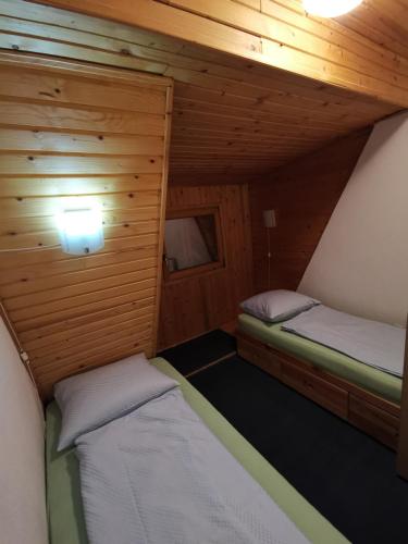 Postel nebo postele na pokoji v ubytování Apartments A Vlasic