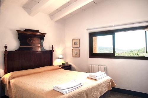 En eller flere senge i et værelse på Finca Pessal