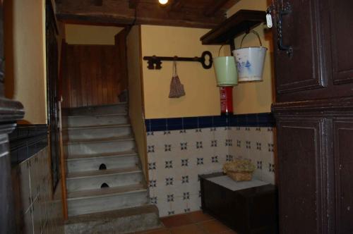 uma casa de banho com uma escada e um lavatório num quarto em La Tanda em Taranes