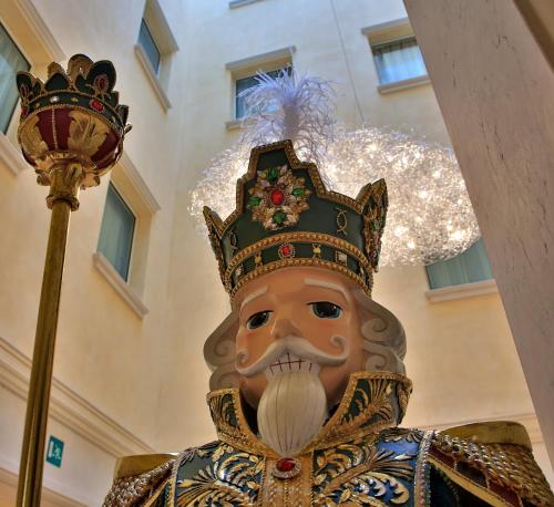 a large statue with a crown on its head next to a street light at Hotel Rua Frati 48 in San Francesco in Modena