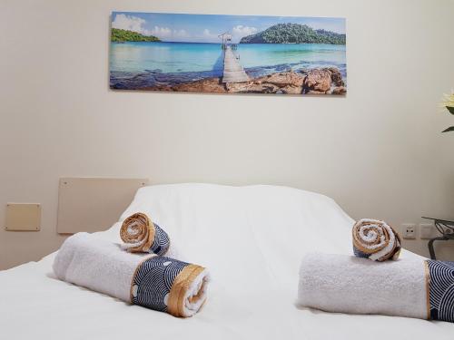 een slaapkamer met een bed met handdoeken erop bij Teno Mountains&Bananas Garden House in Los Silos
