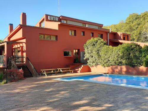 una casa con piscina frente a ella en Casa rural Entreaguas, en Villanueva de la Vera