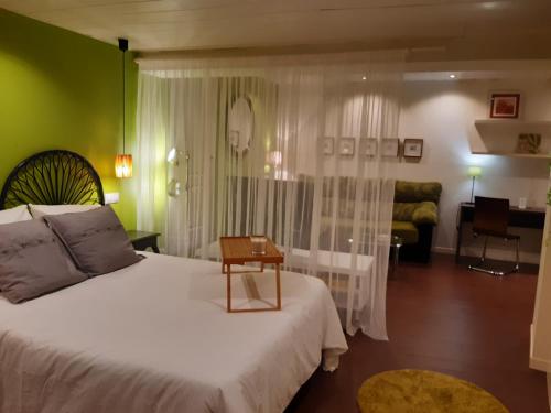 1 dormitorio con 1 cama con mesa y sofá en STUDIO 7, en Simancas