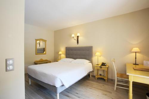 Postel nebo postele na pokoji v ubytování La Bastide de Valbonne