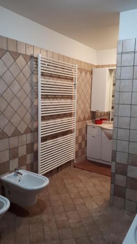 パッソ・デル・トナーレにあるAppartamento Presanellaのバスルーム(洗面台、トイレ付)